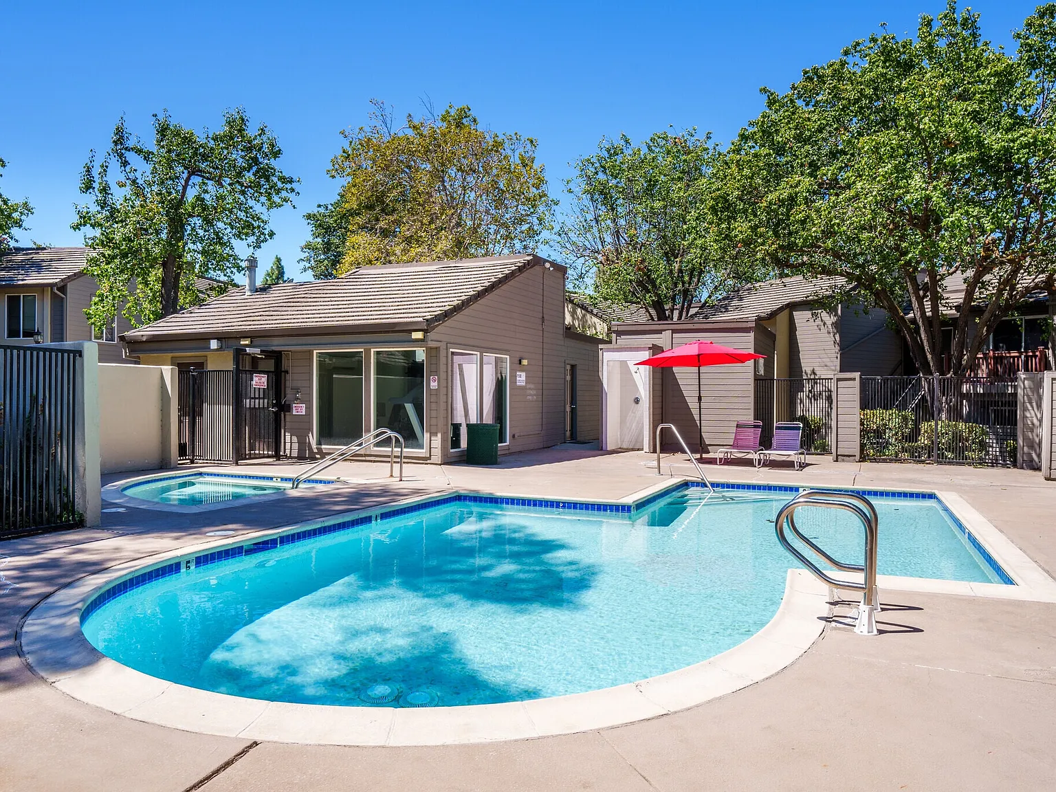 2 bed, 912 sqft, $2,207 — Photo 3