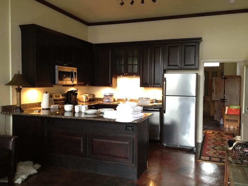 2nd image of 805 Constantinople St #1