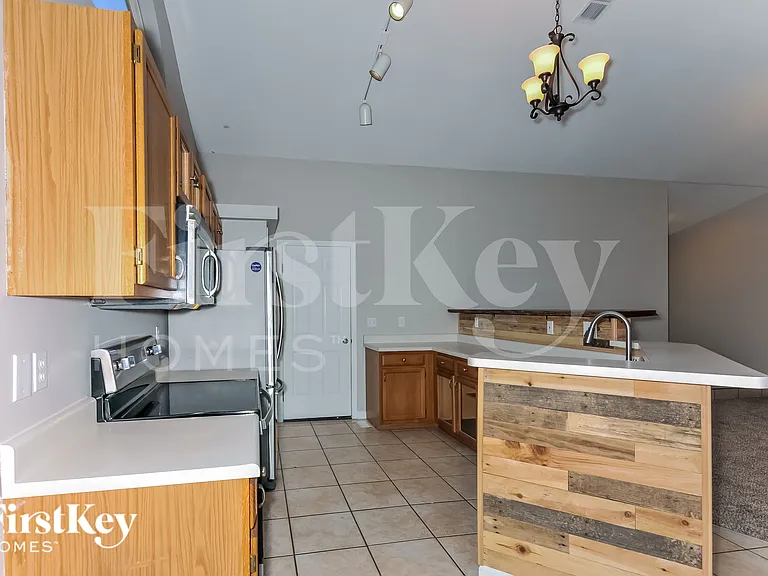 212 Royallmanor Ln — Photo 6