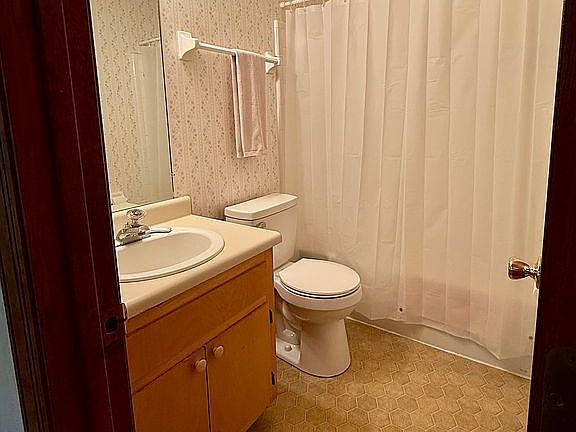 4th image of 226 Parkbrook Cir