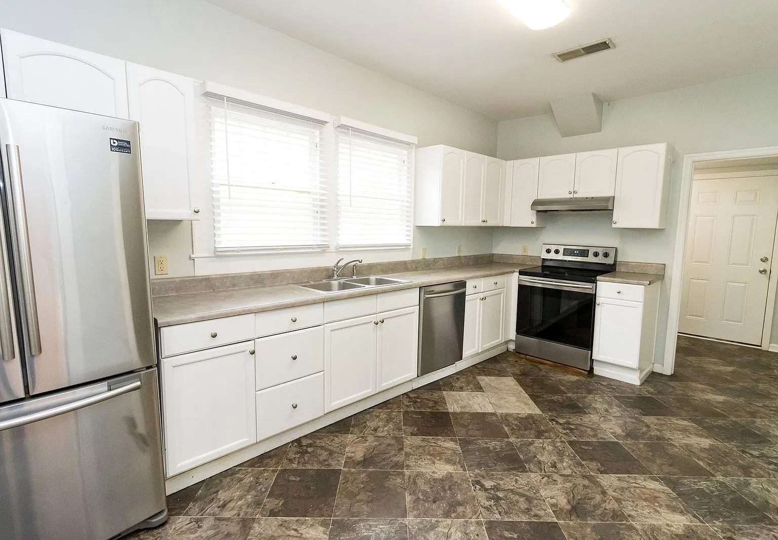 2 bed, 1.0 bath, 1150 sqft, $1,395 — Photo 1