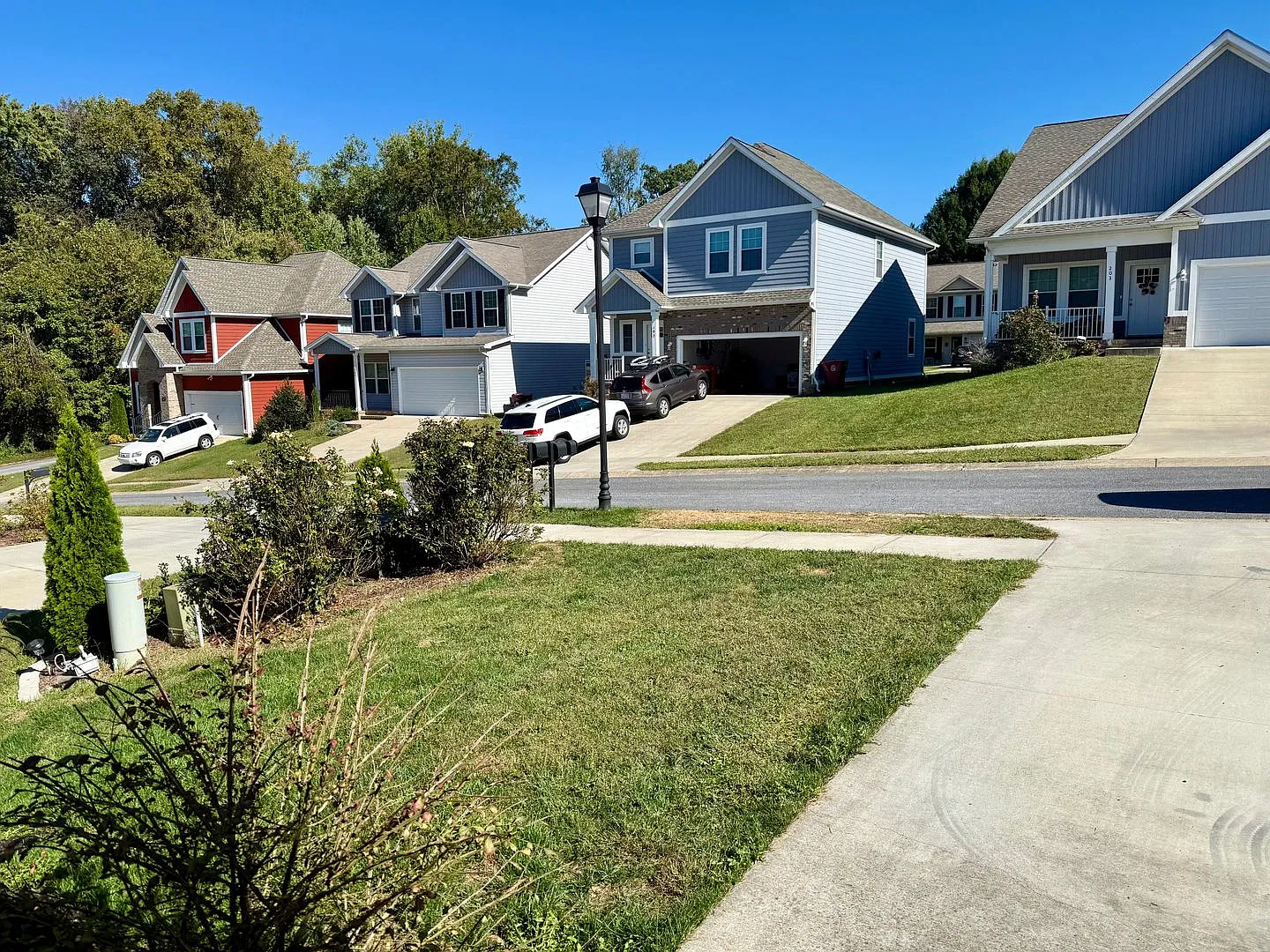 Spacious 3 Bedroom, 3.5bath in central Johnson City — Photo 3