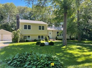 22 Beach Park Rd, Clinton, CT 06413