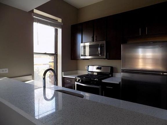4th image of 807 W Willow St #3B