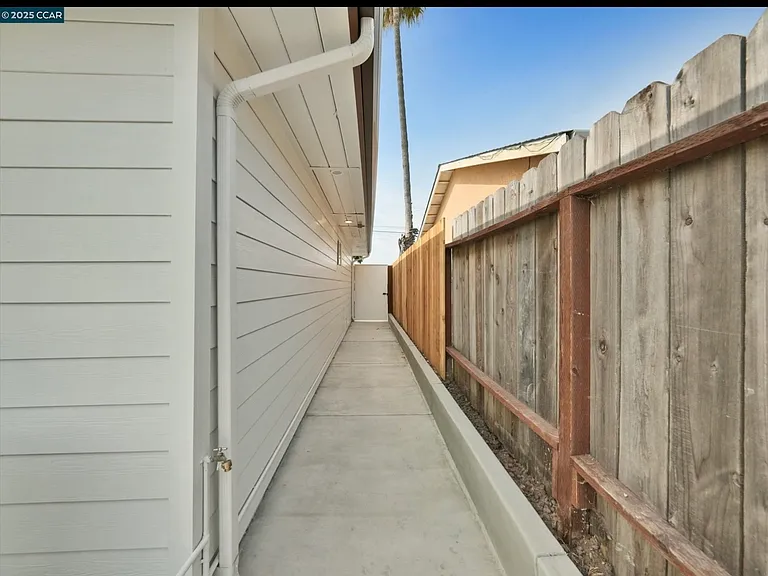 712 Banks Dr — Photo 5
