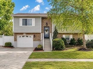 135 Meadowlake Dr, Radcliff, KY 40160