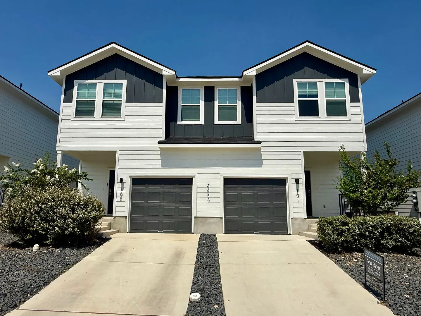 Luxury 3-bedroom, 2.5-bathroom Duplex in Saint Hedwig, TX! — Photo 2