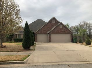 4412 Meadow Oaks Dr, Rogers, AR 72758