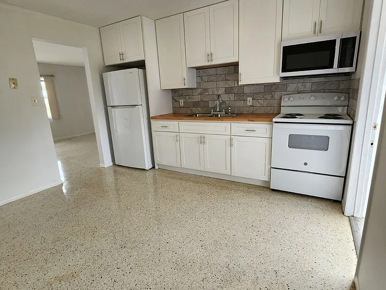 2506 Seneca Ave — Photo 2
