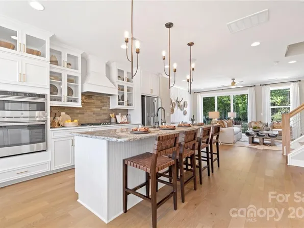 4020 Hidden Oaks Dr, Charlotte, NC 28205