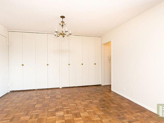 4th image of 3333 Henry Hudson Pkwy APT 9L