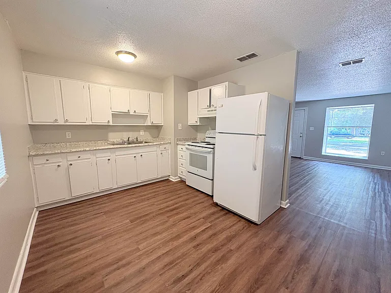 2922 Oakwood Dr — Photo 8