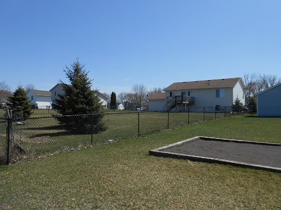 3rd image of 904 Meadow Pl