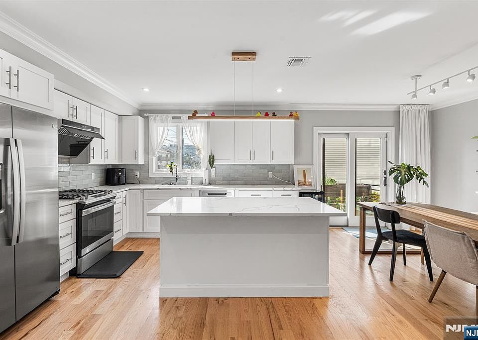 1st image of 305 8th St #1