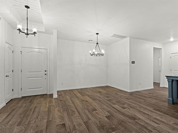 3rd image of 2429 Creekview Dr