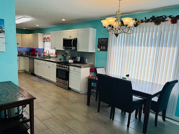4th image of 221 S Park Dr