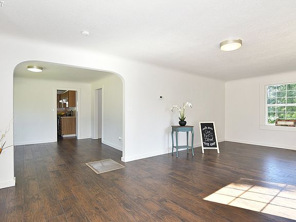 3rd image of 3405 NE Petticoat Ln