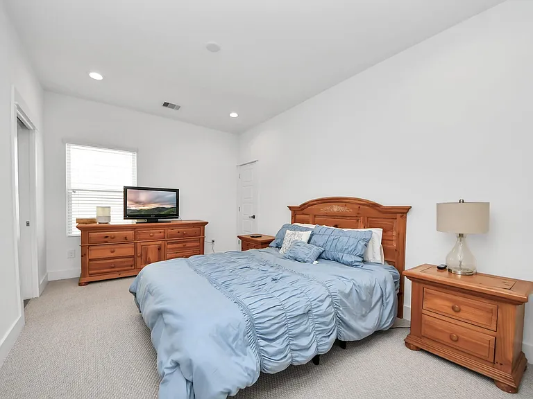 1066 Mansfield St — Photo 30