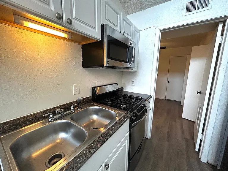 1010 W 23rd St #13 — Photo 8