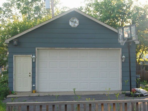 2 1/2 Garage w/ full attic