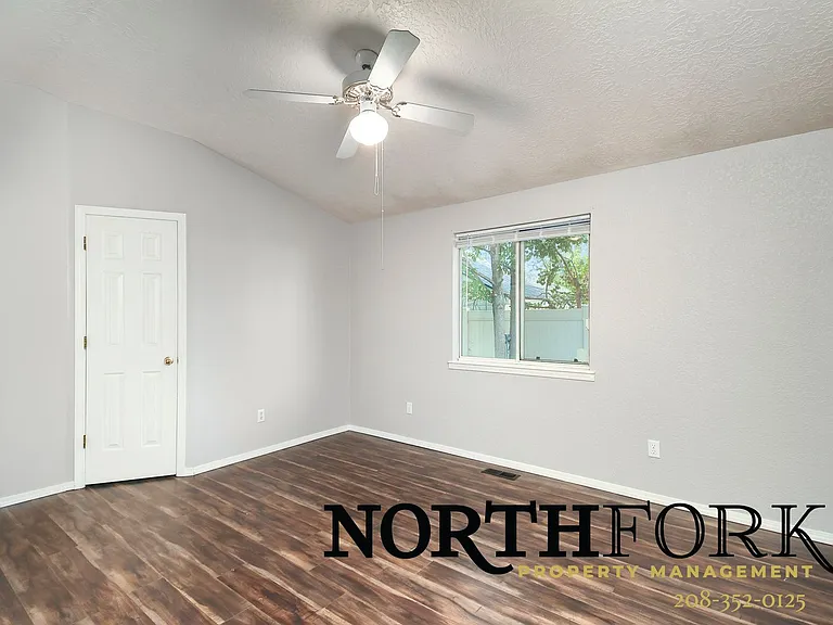 1421 S Michigan Ln — Photo 9