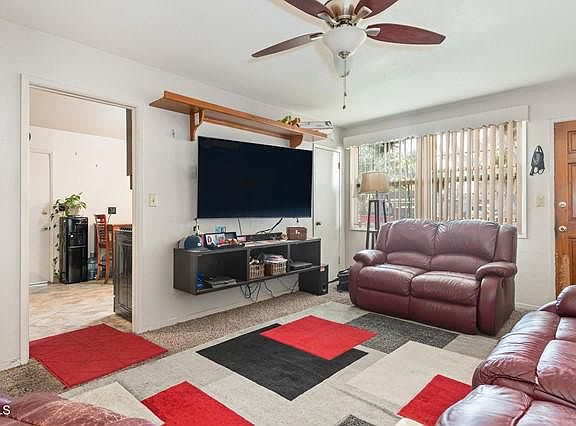 4th image of 812 Evergreen Ln