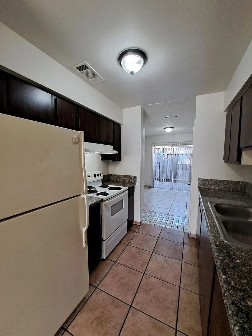 3449 N. Marks Avenue — Photo 4
