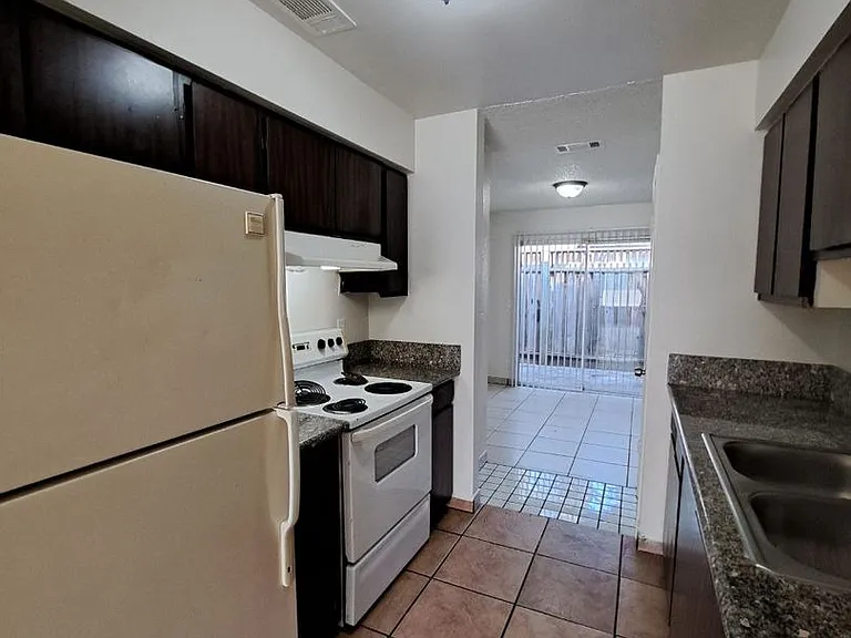 3449 N. Marks Avenue — Photo 4