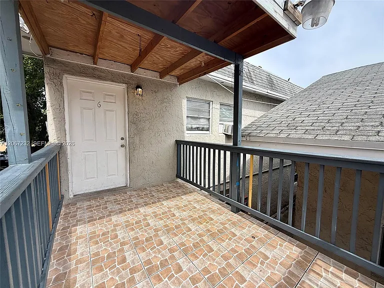 718 SW 11th Ave #6 — Photo 1