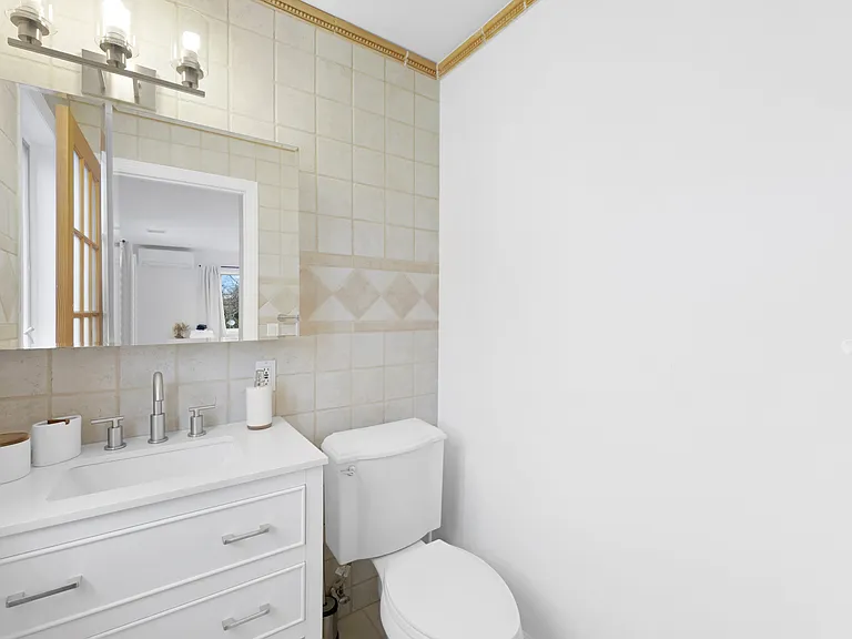 485 Sutton Pl — Photo 25