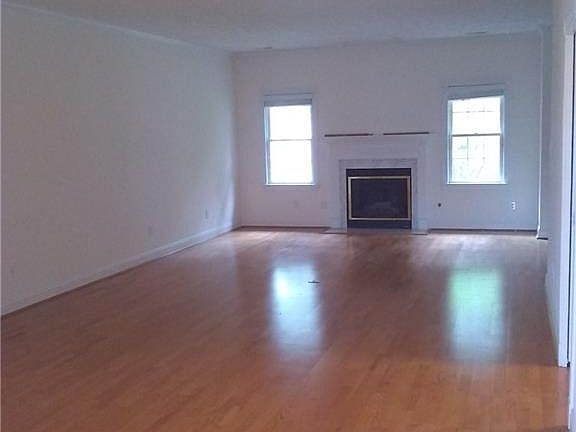 4th image of 439 Cobblestone Dr