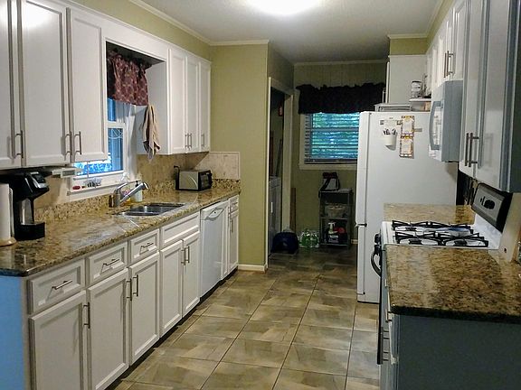4th image of 826 W 6th St