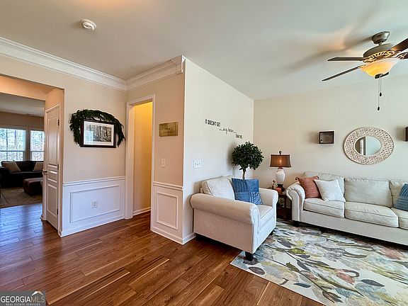 3rd image of 3451 Graham Way SW