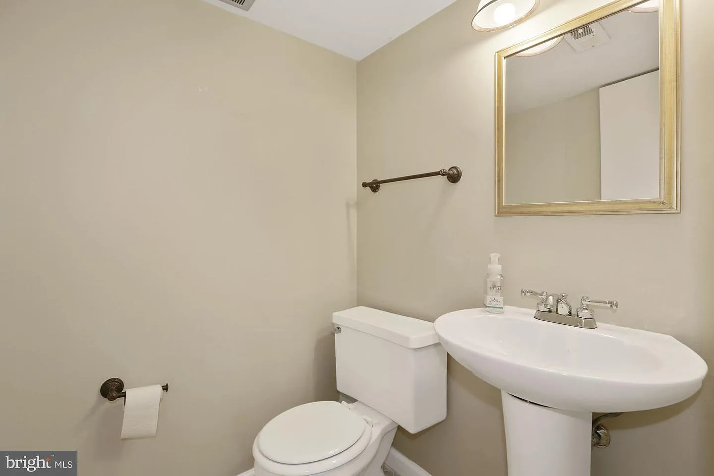 3 bed, 2208 sqft, $2,750 — Photo 2