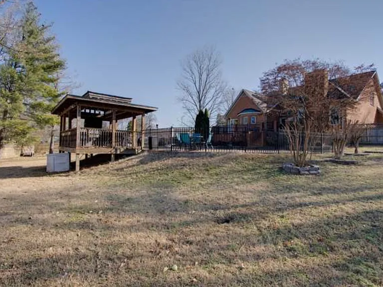 380 Lakeview Cir — Photo 9