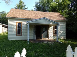 106 W 4th St, Henrietta, MO 64036