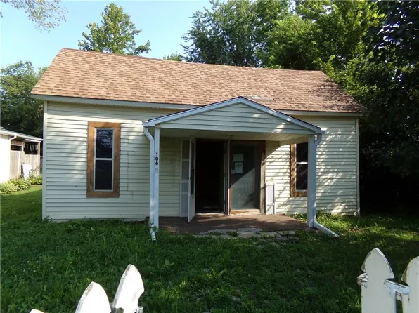 106 W 4th St, Henrietta, MO 64036