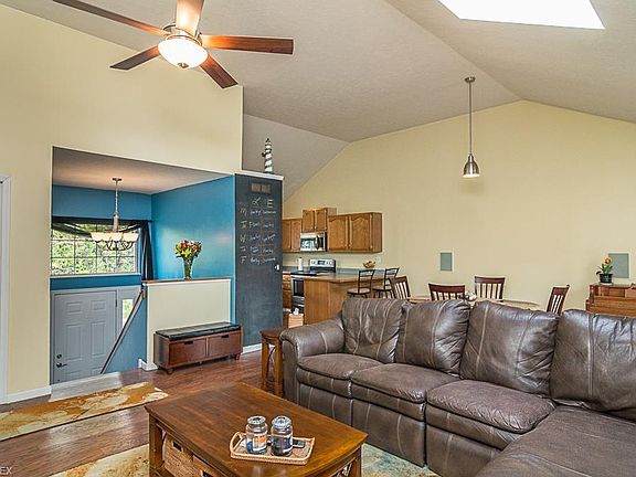 3rd image of 9534 Cyprus Ln