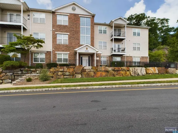 13 Mountainview Ct, Riverdale, NJ 07457