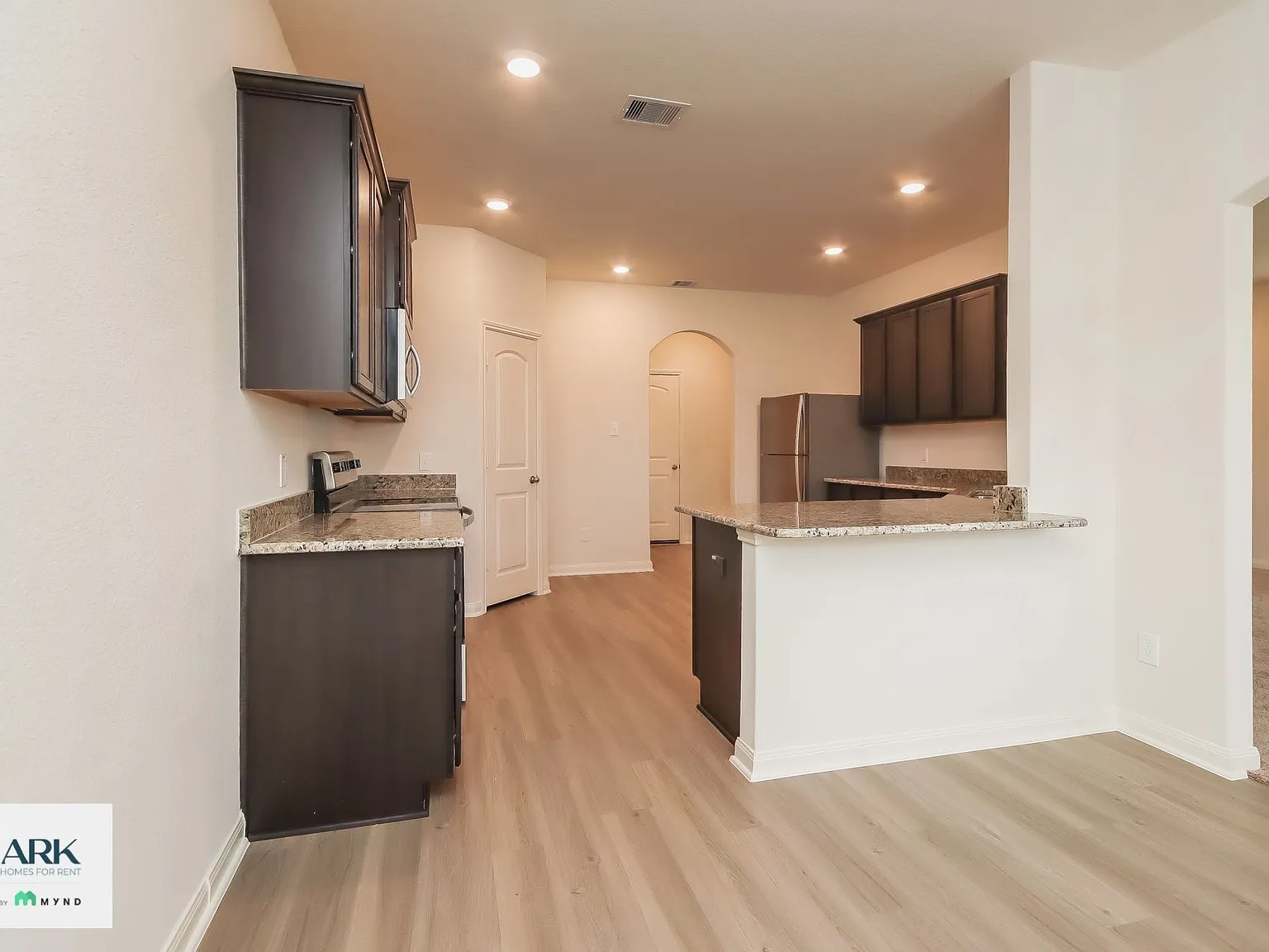 3 bed, 2.5 bath, 2046 sqft, $2,116 — Photo 2