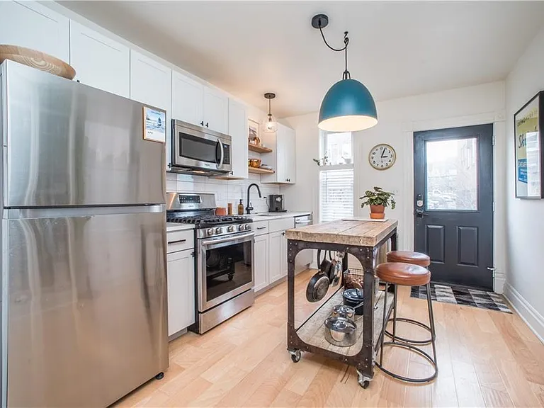 1835 Locust St — Photo 3