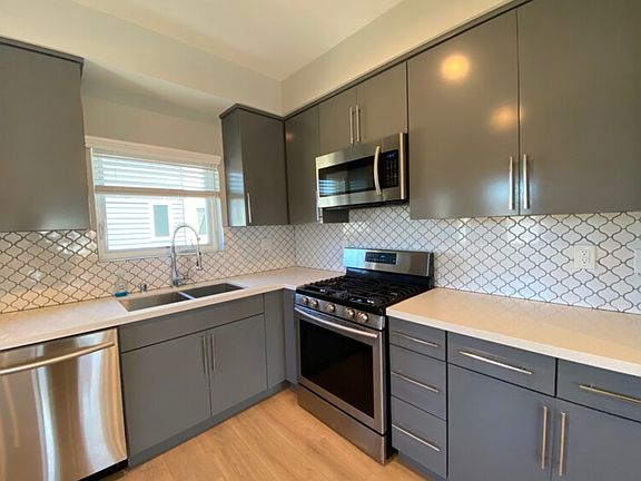 4th image of 625 N Mariposa Ave