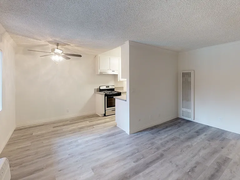 Radford Manor...BE PART Of THE TRENDY VALLEY VILLAGE!! CALL NOW! — Photo 9