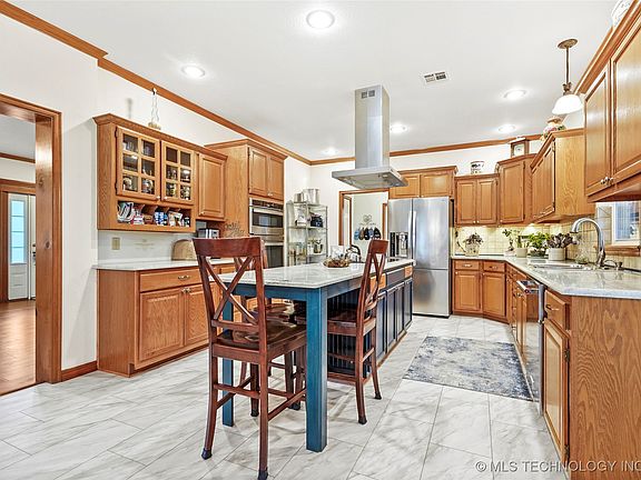 4th image of 2700 Highwood Dr