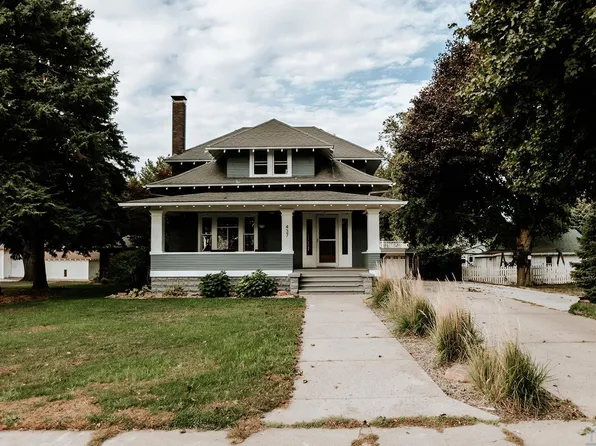 437 4th Ave NE, Sioux Center, IA 51250