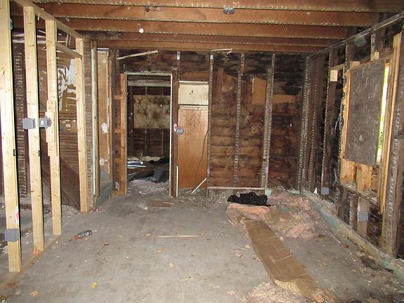 4th image of 562 Van Buren St W
