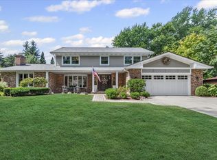 911 Paradise Ln, Libertyville, IL 60048