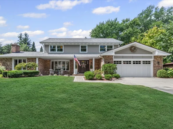 911 Paradise Ln, Libertyville, IL 60048