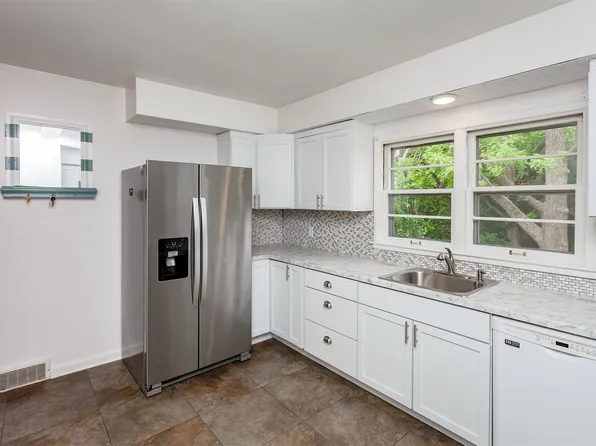 3020 30th St, Des Moines, IA 50310