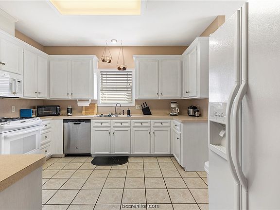4th image of 241 Stuttgart Cir
